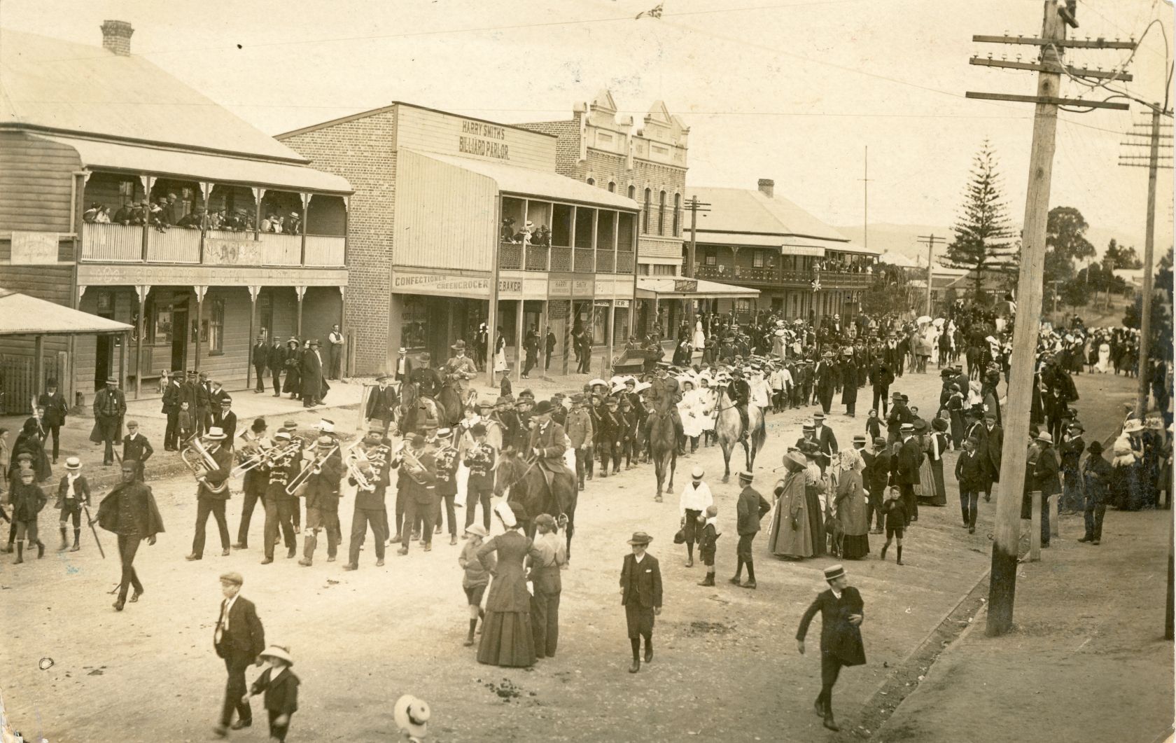 Follow Up To The Photograph in Victoria Street, Taree, in last edition